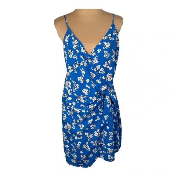 💙🤍NWT Heartloom Paige Wrap Dress - Picture 4 of 10